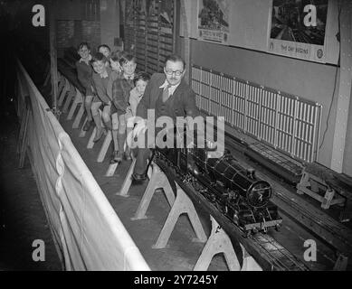 Un'attrazione per i primi vacanzieri, soprattutto per i più giovani, a Brighton Today (mercoledì) è stata l'apertura della mostra di ingegneria dei modelli organizzata dalla Brighton and District Society of model and Experimental Engineers. C'è una collezione completa di modellini di navi, motori a vapore e a benzina, frogmen, attrezzature subacquee, auto da corsa e aerei da corsa di 100 miglia all'ora, oltre a 2 modellini ferroviari per passeggeri, che erano molto richiesti oggi. Spettacoli fotografici: Gli scolari si divertono a fare un giro su una delle modelline ferroviarie alla mostra di Brighton oggi. 31 marzo 1948 Foto Stock