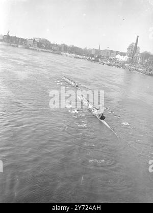 La folla delle vacanze di Pasqua ha fiancheggiato il percorso da Putney a Mortlake oggi (sabato), per assistere al più grande spettacolo gratuito di Londra, la 94a gara di barche inter-Varsity tra Oxford e Cambridge. 27 marzo 1948 Foto Stock