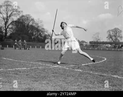 Impegnata ad allenarsi alla RAF Station di Uxbridge, per un posto nella squadra femminile britannica ai Giochi olimpici, è F/o Marjorie Benion di Altringham, Cheshire, che lancia il giavellotto. Marjorie è ora al Ministero dell'aria di Londra, dove sta coordinando le attività sportive, nei W.A.A.F Picture Shows: 'A Women's AIM' F/o Marjorie Benion si prepara a scagliare il giavellotto durante gli allenamenti a Uxbridge, oggi (martedì). 13 aprile 1948. Foto Stock