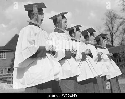 L'immagine mostra: "Canzone del mare?" Cinque ragazzi della St Mary of the Angels Song Schoo, praticano un viaggio di canto in Australia, ad Addlestone, Surrey. I ragazzi indossano una "uniforme da cantante" di smock blu cielo e le loro tavole sono dotate di nappine blu cielo. 8 aprile 1948. Foto Stock