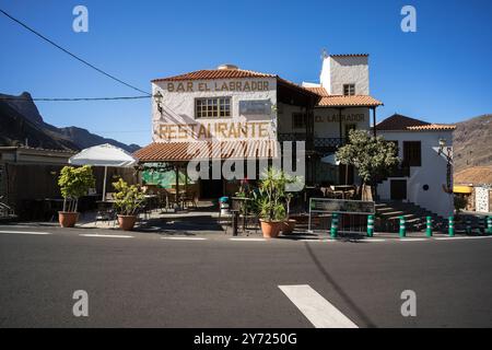 FATAGA, GRAN CANARIA, SPAGNA - 31 LUGLIO 2024: Un antico villaggio al centro dell'isola. Un ristorante sulla strada nella parte vecchia del villaggio. Foto Stock