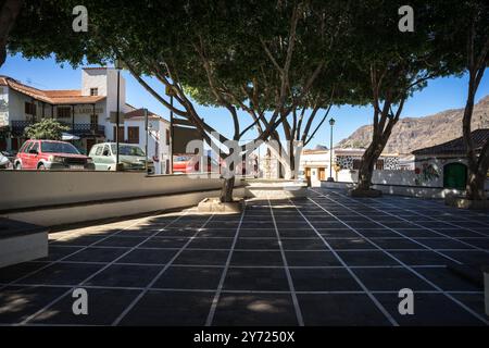 FATAGA, GRAN CANARIA, SPAGNA - 31 LUGLIO 2024: Un antico villaggio al centro dell'isola. Plaza de San Jose. Foto Stock
