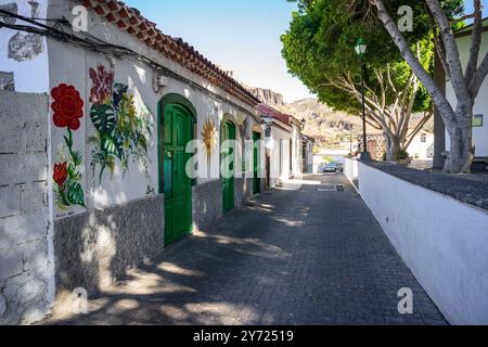 FATAGA, GRAN CANARIA, SPAGNA - 31 LUGLIO 2024: Un antico villaggio al centro dell'isola. La strada nella parte vecchia del villaggio. Foto Stock