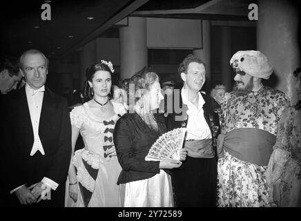 La società assiste a un ballo d'opera in costumi eleganti. - Molti membri dell' aristocrazia ieri sera hanno partecipato ad un ballo in costume presso la sala del Royal Festival in aiuto del English Opera Group, fondato nel 1946 da Benjamin Britten . Lord Harewood è presidente e Lady Harewood è presidente. Più di 2000 ospiti hanno partecipato indossando costumi dell'opera. La contessa di Harewood vi presenziò vestita da Rosalinda in Die Fledermaus. Una sfilata in costume si tenne alle 11,30 e i giudici furono Moira Shearer, Sir Malcolm Sargeant, David Webster, John Mills e Cecil Beaton. - Spettacoli fotografici; un gruppo informale sono, Foto Stock