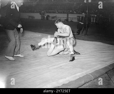 Lottatori provenienti da tutta la Gran Bretagna erano in azione alla Harringay Arena, oggi (martedì) quando la British Amateur Wrestling Association tenne i British Championships e i test olimpici. 13 aprile 1948. Foto Stock