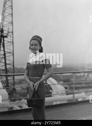 'Helizapoppin' Hits Britain l'arrivo della 'Queen Elizabeth' a Southampton oggi ha portato al resto delle stelle del folle spettacolo di Broadway 'Helizapoppin' su queste rive. Ollie Olsen, della famosa squadra di Olsen e Johnson, che è arrivata in aereo oggi, è sceso sulla nave per incontrare l'altra metà dell'atto. Lo spettacolo inizia a breve a Londra. Immagini: Patricia basso, comica di 'Helizapoppin', arrivata a Southampton. 16 febbraio 1948. Foto Stock