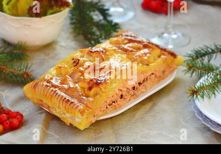 Filetto di salmone in pasta sfoglia sul tavolo di Capodanno. messa a fuoco selettiva Foto Stock