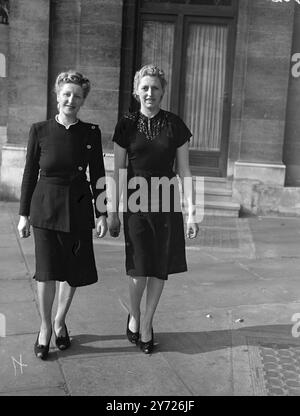 I ventiquattro finalisti di tutto il paese che stasera si sfideranno per il titolo di '1948 National Ballroom Queen' alla Grosvenor House di Londra, sono arrivati nella capitale questo pomeriggio. Hanno vinto l'evento attraverso gare di qualificazione della zona e il giudizio finale sarà basato sulla grazia, il fascino e la capacità di ballo. Il concorso organizzato dal quotidiano "The People" prevede una Challenge Cup e quasi £200 in regali per la ragazza che viene scelta come "Regina". Le immagini mostrano: La signora Mary Buchanan (Glasgow), a sinistra e la signorina Sadie MacPherson (Glasgow), due della fina Foto Stock