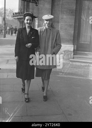 I ventiquattro finalisti di tutto il paese che stasera si sfideranno per il titolo di " 1948 National Ballroom Queen " alla Grosvenor House di Londra, sono arrivati nella capitale questo pomeriggio. Hanno vinto l'evento attraverso gare di qualificazione della zona e il giudizio finale sarà basato sulla grazia, il fascino e la capacità di ballo. Il concorso organizzato dal quotidiano "The People" prevede una Challenge Cup e quasi £200 in regali per la ragazza che viene scelta come "Regina". Spettacoli fotografici: Miss Olga Hogan (a sinistra) e Miss Marion Louden entrambe di Birmingham sono due dei fi Foto Stock