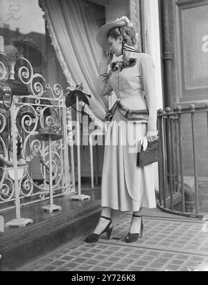 Primavera a Mayfair. Questa giovane signora si è fermata fuori dalle sfilate di moda e al sole di Bruton-Street, Mayfair, questa mattina (giovedì). 18 marzo 1948. Foto Stock