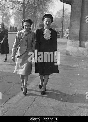 I ventiquattro finalisti di tutto il paese che stasera si sfideranno per il titolo di '1948 National Ballroom Queen' alla Grosvenor House di Londra, sono arrivati nella capitale questo pomeriggio. Hanno vinto l'evento attraverso gare di qualificazione della zona e il giudizio finale sarà basato sulla grazia, il fascino e la capacità di ballo. Il concorso organizzato dal quotidiano "The People" prevede una Challenge Cup e quasi £200 in regali per la ragazza che viene scelta come "Regina". Spettacoli fotografici: Miss Margaret Laird (a sinistra) e Miss Dorothy Webster entrambe di Edimburgo sono due dei Foto Stock