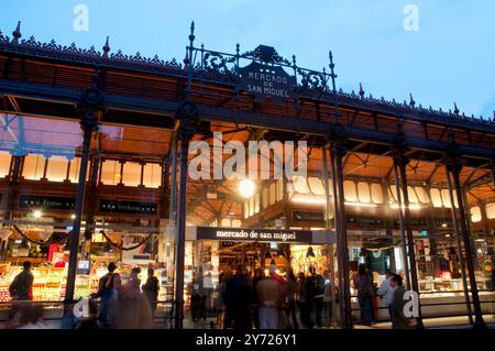 San Miguel mercato, Vista notte. Madrid, Spagna. Foto Stock