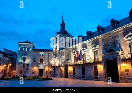 Plaza de la Villa, Vista notte. Madrid, Spagna. Foto Stock