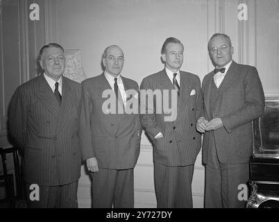 "Peace Pow - Wow". A Londra, in un nuovo tentativo di risolvere la carestia nei film americani, c'è il "grande capo" Eric Johnston, presidente della Motion Picture Association of America che vede i leader della British Film Industry. 1 marzo 1948 Foto Stock