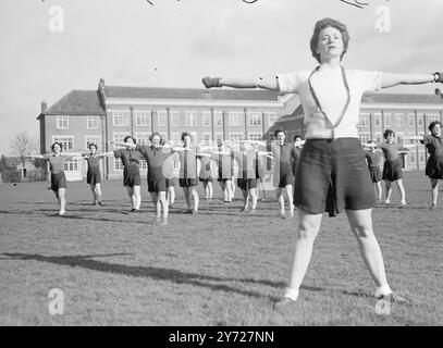 "A destra" a Wrac Sandhurst. Gli ufficiali del Women's Royal Army Corps of Tomorrow stanno entrando direttamente da "civvy-Street" al nuovo "Sandhurst for Women" presso il vecchio Imperial Service College di Windsor. Con il primo corso previsto per il 5 marzo, il WRAC, OCTU è comandato da Lady Margaret Bowyer-Smith nata in Australia. 28 febbraio 1948 Foto Stock