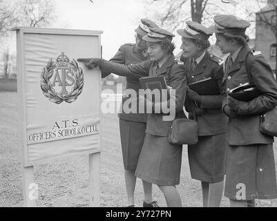 "A destra" a Wrac Sandhurst. Gli ufficiali del Women's Royal Army Corps of Tomorrow stanno entrando direttamente da "civvy-Street" al nuovo "Sandhurst for Women" presso il vecchio Imperial Service College di Windsor. Con il primo corso previsto per il 5 marzo, il WRAC, OCTU è comandato da Lady Margaret Bowyer-Smith nata in Australia. 28 febbraio 1948 Foto Stock