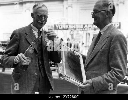La mostra Honey and Mead si è tenuta presso la Horticultural Hall di Westminster . Il sig. S W Gadge del Surrey giudica l'idromele in base al gusto e all'olfatto con il sig. Wedmore di Eastbourne, autorità leader nell'apicoltura, .21 settembre 1949 Foto Stock