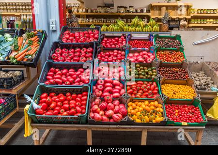 Mercato agricolo a Świnoujście. Osiedle Grunwaldzkie, Świnoujście, Voivodato della Pomerania occidentale, Polonia Foto Stock