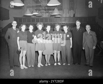 Scozzesi e cechi in Coppa Europa. Le foto al Memorial Hall di Londra oggi (giovedì) sono membri delle squadre scozzesi e di Czechosolvak di tennis da tavolo, che partecipano alla Coppa Europa Tornament (oggi). Nella squadra scozzese ci sono: - Miss E. Pithie; Miss C Norrie; e Miss H. Elliot. Nella squadra ceca sono: M. Kettnerova; E. Furstova; e M. Zelenkova. La squadra inglese difenderà il Trofeo. 12 febbraio 1948 Foto Stock