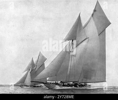 Giganti tra yacht da corsa; imbarcazioni di 23 metri e oltre che gareggiano nel Solent. In tutta la gloria della razza, la Susanne e il Meteor del Kaiser. 1911 Foto Stock