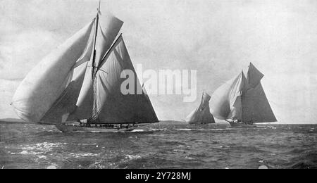 Giganti tra yacht da corsa; imbarcazioni di 23 metri e oltre che gareggiano nel Solent. Un finale nel Solent; t' White Heather II' a sinistra; il Kaiser 'Meteor' a destra. 1911 Foto Stock