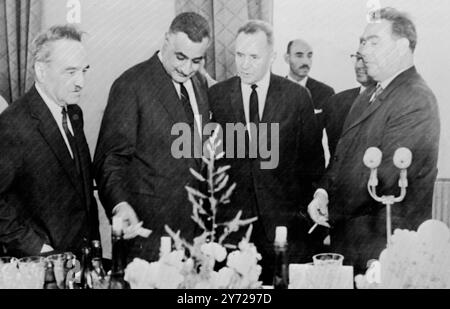 Mosca : visto al ricevimento dell' Ambasciatore della Repubblica Araba Unita in URSS , Murad Ghaleb per il Presidente Gamal Abdel Nasser sono a sinistra a destra : il Presidente sovietico Anastas Mikoyan ; il Presidente Nasser ; Leonid Brezhnev . Capo del partito comunista sovietico e primo ministro sovietico Alexei Kosygin . Il Presidente Nasser è in visita di cinque giorni a Mosca. 30 agosto 1965 Foto Stock