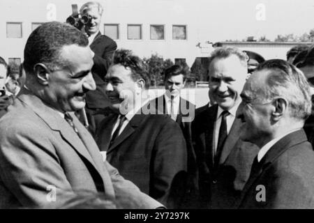 Mosca : il presidente della Repubblica Araba Unita Gamal Abdel Nasser è arrivato a Mosca in occasione della sua quarta visita in Unione Sovietica . Viene accolto con favore dal primo Ministro da sinistra a destra , il primo Segretario sovietico del Partito Comunista , Leonid Brezhnev , il Premier Alexei Kosygin e il Presidente Anastas Mikoyan il 27 agosto 1965 Foto Stock