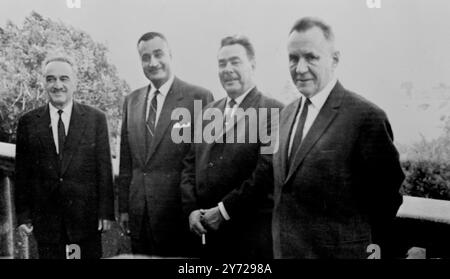 Mosca : visto al ricevimento dell' Ambasciatore della Repubblica Araba Unita in URSS , Murad Ghaleb per il Presidente Gamal Abdel Nasser sono a sinistra a destra : il Presidente sovietico Anastas Mikoyan ; il Presidente Nasser ; Leonid Brezhnev . Capo del partito comunista sovietico e primo ministro sovietico Alexei Kosygin . Il Presidente Nasser è in visita di cinque giorni a Mosca. 30 agosto 1965 Foto Stock