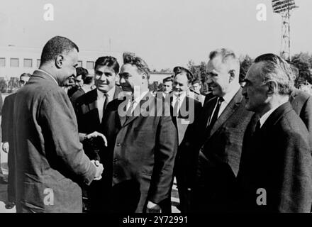 Mosca : il presidente della Repubblica Araba Unita Gamal Abdel Nasser stringe la mano a Leonid Brezhnev , primo segretario del partito comunista sovietico come primo ministro sovietico Alexei Kosygin (secondo da destra) e al presidente Anastas Mikoyan durante la cerimonia di benvenuto del presidente Nasser che è arrivato a Mosca in visita ufficiale . 27 agosto 1965 Foto Stock