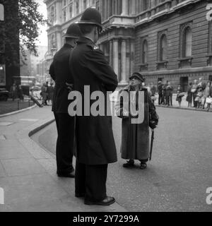 Gatecrasher - stile Grand Dame. Londra; agenti di polizia londinesi in servizio a Downing Street questo pomeriggio, nano una vecchia signora non identificata che si è messa a letto nella sua raffineria e che si chiedeva se potesse chiamare al numero 10 per una bella tazza di tè e una chiacchierata con la signora Mary Wilson , moglie del primo ministro laburista britannico . Nel frattempo , la signora Wilson stava intrattenendo le mogli dei Commonwealth Premiers in visita al tè nella sua casa ufficiale a Londra per la loro conferenza annuale che si è aperta alla Marlborough House . Evidentemente, la piccola signora anziana immaginava che ci fosse stata una svista su t Foto Stock