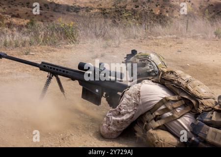 Cody Kress, un tiratore designato della Charlie Company, 1st Light Armored Reconnaissance Battalion, 1st Marine Division, incendi Foto Stock