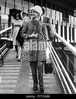 L'attrice italiana Virna Lisi è ritratta in questo cappotto in pelle di leopardo e pantaloni stretti prima di prendere l'aereo per New York per assistere alla prima del suo ultimo film il 28 ottobre 1966 Foto Stock