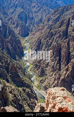 Vista del fiume Gunnison che attraversa ripide pareti del Black Canyon Foto Stock