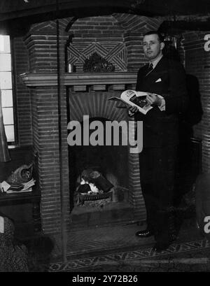 Una nuova serie di foto del nipote di Sir Charles Vyner Brooke, Rajah di Sarawak con la moglie e i figli scattate nella loro casa di Londra, 31 Prince Albert Road, NW8. Spettacoli fotografici: Anthony Brooke fotografato nella sua casa di Londra. 21 febbraio 1946 Foto Stock