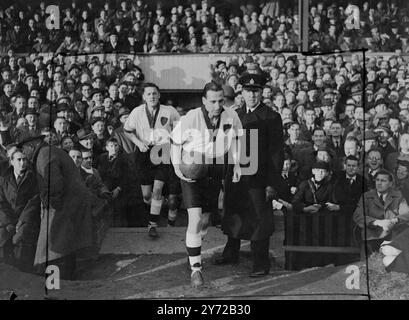 Tommy fa il suo debutto per Notts County. Tommy Lawton, l'attaccante centrale dell'Inghilterra, che all'inizio di questa settimana fu trasferito dal Chelsea al Notts County a un costo record che si dice sia superiore a £ 20.000, ha fatto il suo debutto come capitano della terza divisione Southern contro il Northampton oggi (sabato). C'era una capacità di "cancello" per vedere il gioco. Spettacoli fotografici, Tommy Lawton guida la sua nuova squadra a Northampton 2-1 e Northampton oggi. 15 novembre 1947 . Foto Stock