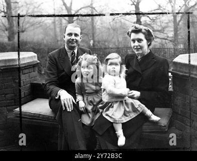 Una nuova serie di foto del nipote di Sir Charles Vyner Brooke, Rajah di Sarawak con la moglie e i figli scattate nella loro casa di Londra, 31 Prince Albert Road, NW8. Le immagini mostrano: Mr e Mrs Brooke con le loro due figlie Celia, di 15 mesi e Angela, di 4 anni in giardino. 21 febbraio 1946 Foto Stock