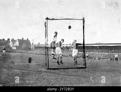 Tommy fa il suo debutto per Notts County. Tommy Lawton, l'attaccante centrale dell'Inghilterra, che all'inizio di questa settimana fu trasferito dal Chelsea al Notts County a un costo record che si dice sia superiore a £ 20.000, ha fatto il suo debutto come capitano della terza divisione Southern contro il Northampton oggi (sabato). C'era una capacità di "cancello" per vedere il gioco. Spettacoli fotografici, Tommy Lawton va in alto per segnare il primo gol della contea di Notts. 15 novembre 1947 . Foto Stock