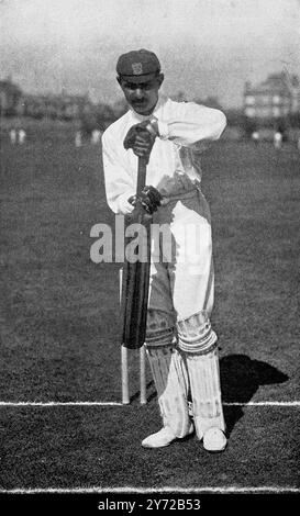 Foto sportiva d'archivio: Batting: K. S. Ranjitsinhji che gioca difensivamente (colonnello Kumar Sri Sir Ranjitsinhji Vibhaji II, battitore inglese che ha anche giocato per l'Università di Cambridge, Sussex e, successivamente, per la Contea di Londra). Questa fotografia proviene da una serie di stampe fotografiche di giocatori di cricket dell'epoca vittoriana. Sono stati pubblicati nel 1897. Molti appaiono in posa, allo scopo di istruire. Foto Stock