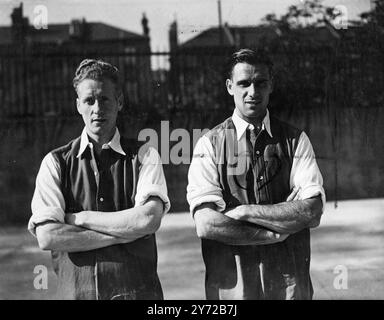 Squadra di calcio dell'Arsenal, stagione 1947-1948. I sottomenzionati giocatori della squadra di calcio dell'Arsenal sono tra quelli che probabilmente faranno regolarmente apparizioni nei primi 11 durante la stagione in corso. Ian Buchanan McPherson, fuori sinistra Archibald Renwick Macaulay, metà destra (Scozia internazionale). 4 novembre 1947 Foto Stock