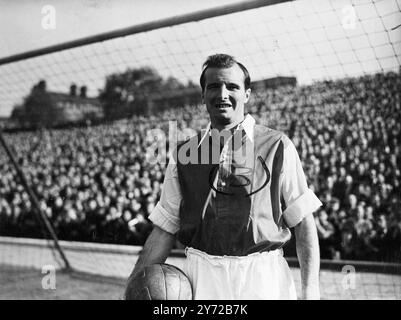 Squadra di calcio dell'Arsenal, stagione 1947-1948. I sottomenzionati giocatori della squadra di calcio dell'Arsenal sono tra quelli che probabilmente faranno regolarmente apparizioni nei primi 11 durante la stagione in corso. Wally Barnes, sinistra. 4 novembre 1947 Foto Stock