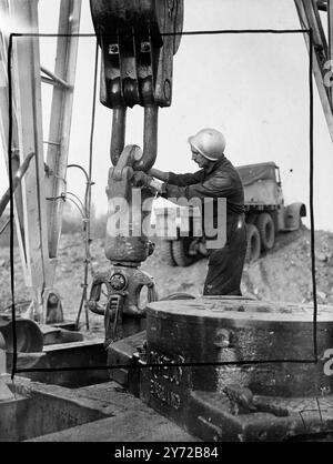 Pozzo di petrolio a Londra. La perforazione è iniziata oggi (mercoledì) a Gibbons Road, Willesden, Londra, dove si sospetta che ci sia un giacimento petrolifero nella Gibbons Road, Recreation Ground. La perforazione ha una profondità di 4000 piedi. Spettacoli fotografici, Joe Green di Dalkeith, in Scozia, che è stato un perforatore di petrolio per 11 anni, è caposquadra dello stabilimento. Si vede esaminare l'attrezzatura di perforazione. 5 novembre 1947 Foto Stock