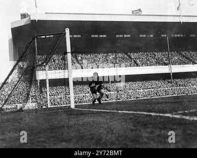 Arsenale contro Everton. La squadra dell'Arsenal, imbattuta e top della lega, era in casa all'Everton all'Highbury Stadium questo pomeriggio (sabato). Le immagini mostrano, Ted Sagar il portiere dell'Everton salva da Jimmy Logie l'Arsenale all'interno proprio durante la partita di questo pomeriggio a Highbury. 25 ottobre 1947 Foto Stock