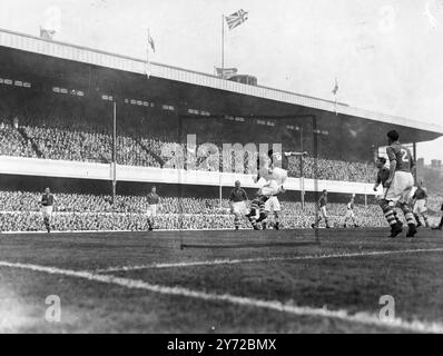 Arsenale contro Everton. La squadra dell'Arsenal, imbattuta e top della lega, era in casa all'Everton all'Highbury Stadium questo pomeriggio (sabato). Le immagini mostrano, Reg Lewis, l'attaccante del centro dell'Arsenal (numero 9) e la metà centrale di John Humphreys Everton, escono insieme per il ballo durante la partita di questo pomeriggio a Highbury. 25 ottobre 1947 Foto Stock