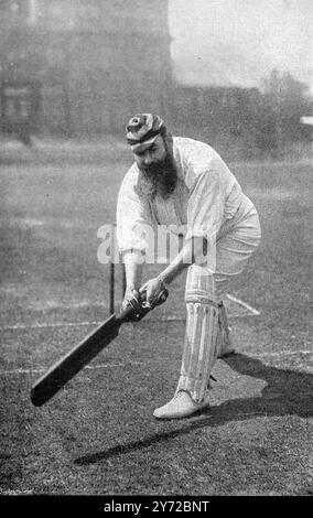 Foto sportiva d'archivio: Battuta: W. G. Grace in posizione per tirare la palla (William Gilbert Grace che ha giocato per l'Inghilterra, la MCC, Gloucestershire e, più tardi, London County). Questa fotografia proviene da una serie di stampe fotografiche di giocatori di cricket dell'epoca vittoriana. Sono stati pubblicati nel 1897. Molti appaiono in posa, allo scopo di istruire. Foto Stock