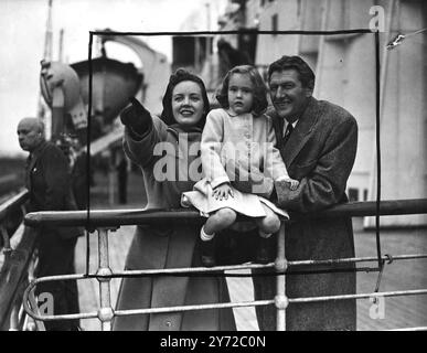 Phyllis Calvert l'attrice cinematografica, con suo marito Peter Murray-Hill e sua figlia Auriol, erano tra i passeggeri che arrivavano a Southampton da New York a bordo della Queen Mary Today. La signorina Calvert ha appena completato il suo ultimo film di Hollywood "il mio vero amore" e probabilmente farà una foto qui nel nuovo anno. 16 ottobre 1947 Foto Stock