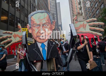 Dimostranti che detengono un burattino del primo ministro israeliano Benjamin Netanyahu durante una manifestazione a New York il 26 settembre 2024. I manifestanti pro-palestinesi si riuniscono a Bryant Park e poi marciano verso l'edificio delle Nazioni Unite per protestare contro la visita del primo ministro israeliano Benjamin Netanyahu, che ha spostato il suo discorso all'Assemblea generale delle Nazioni Unite da giovedì a venerdì. Hanno chiesto un cessate il fuoco immediato di 21 giorni attraverso il confine israelo-libanese, esprimendo al contempo il loro sostegno per un cessate il fuoco a Gaza a seguito di intense discussioni in seno alle Nazioni Unite. (Foto di Probal Rashid/si Foto Stock