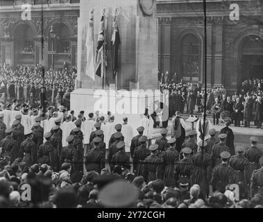 Giorno dell'armistizio, 1945. - La prima volta da sette anni. Il re, accompagnato da membri della famiglia reale, guidò le nazioni a tributo ai caduti al Cenotafio di Whitehall. Il servizio che commemora i morti delle guerre del 1914 e del 1939, prendendo parte i ministri del Gabinetto, i capi di servizio, e gli uomini e le donne delle forze, tra cui migliaia di londinesi, hanno mantenuto il silenzio alle 11 di domenica 11 novembre. - La foto mostra, sua Maestà il Re, che posa una corona ai piedi del Cenotafio. - 12 novembre 1945 Foto Stock