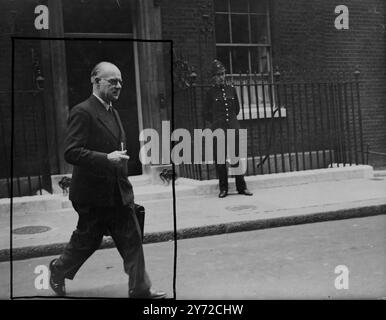 I capi di tre servizi, Sir John Cunningham, First Sea Lord, Feldmaresciallo visconte Montgomery - Capo di Stato maggiore imperiale, e Marshal della Royal Air Force Lord Tedder, chiamarono per confermare che il Gabinetto si riunì oggi al 10 di Downing Street. L'immagine mostra: Ministro del lavoro e del servizio nazionale, la RT. L'onorevole G. A. Isaacs, nella foto ha lasciato 10 Downing Street dopo aver partecipato alla riunione del Gabinetto di oggi. 2 ottobre 1947 Foto Stock