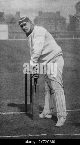 Foto sportive d'archivio: Batting: Shrewsbury (Arthur Shrewsbury del Nottinghamshire e Inghilterra) gioca difensivamente dal piede posteriore. Questa fotografia proviene da una serie di stampe fotografiche di giocatori di cricket dell'epoca vittoriana. Sono stati pubblicati nel 1897. Molti appaiono in posa, allo scopo di istruire. Foto Stock