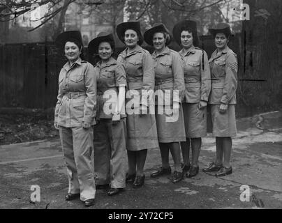 Un grande gruppo di ragazze della N.A.A.F.I sarà presto al lavoro a Sigapore per la prima volta nella storia di Naafi in Estremo Oriente. Sono membri dell'E.F.I (Expeditionary Forces Institutes) che si sono guadagnati il soprannome di "mensa comandos". sui vari fronti di guerra. - - - - Spettacoli fotografici: Alcune delle ragazze ad una parata a Londra quando hanno ricevuto uniformi tropicali. - Da sinistra a destra:-L/Cpl F.. Yates, Sgt Macdonald, Sergant D South, Sgt D. Oswald, e Sgt C.. M Blackwell. - 12 febbraio 1946 Foto Stock